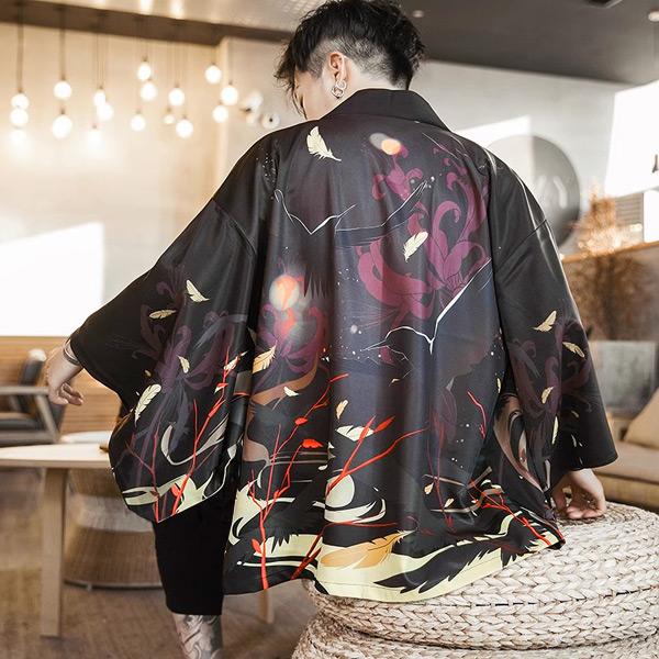 風のなびく月夜に鴉が舞う、和柄デザインのハッピ。さらっと羽織るだけで格好良く決まるアイテム。ひらりと広がる裾がシルエットに動きを作ってくれます。生地は柔らかく少し光沢感のある薄手ポリエステル素材を使用